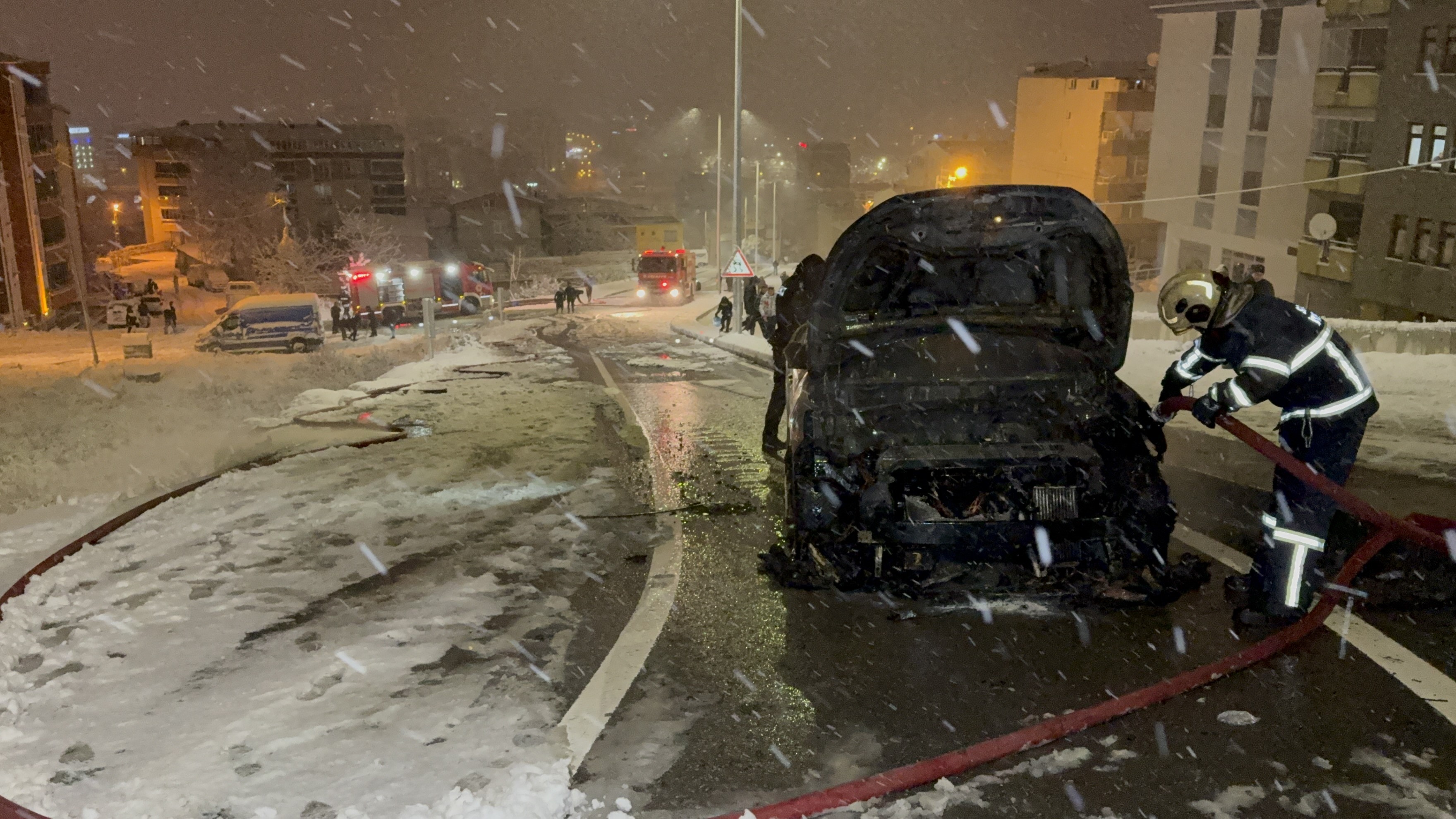 Karla Mücadele Ederken Yangın Çıktı Otomobil Kullanılamaz Hale Geldi (7)