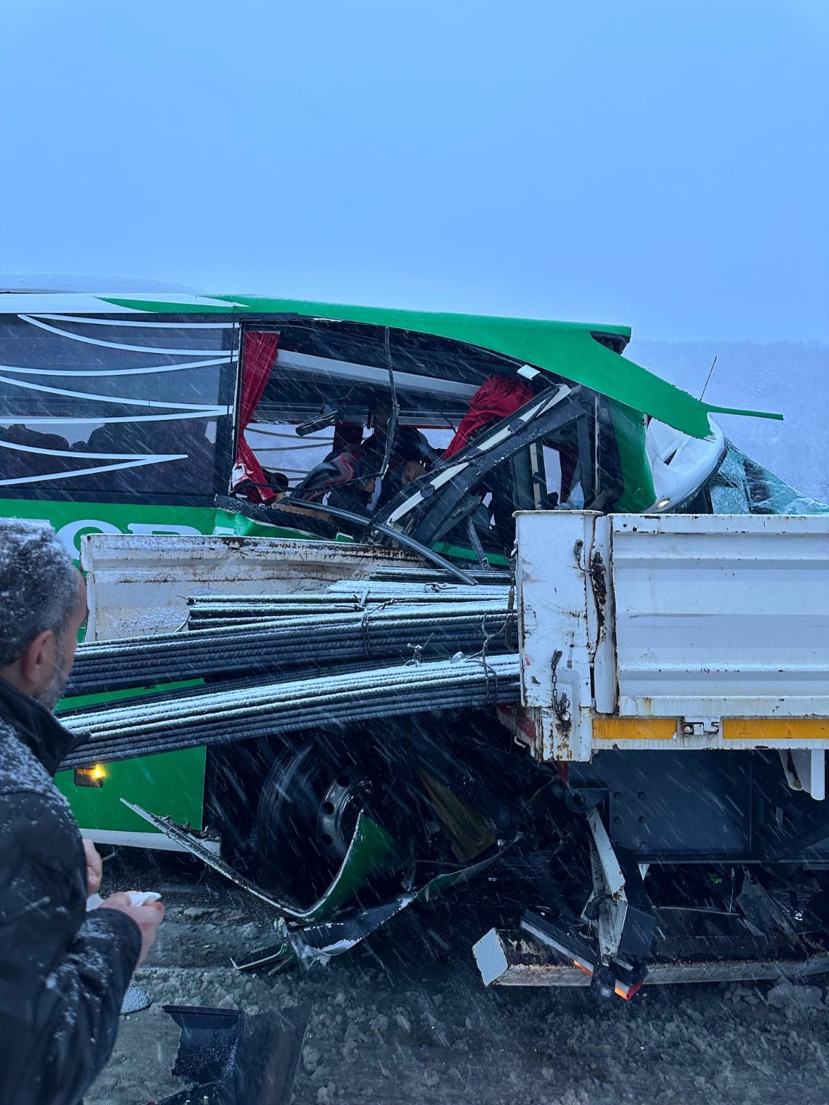 Karlı Yolda Can Pazarı Otobüs Tırın Dorsesine Saplandı, 12 Yaralı (2)