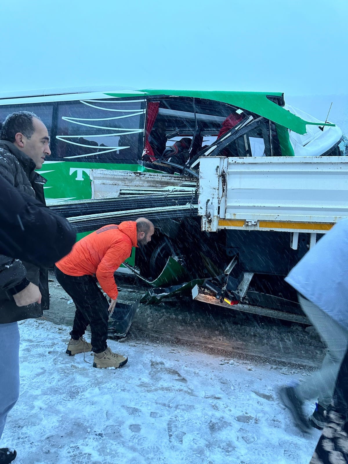 Karlı Yolda Can Pazarı Otobüs Tırın Dorsesine Saplandı, 12 Yaralı (3)