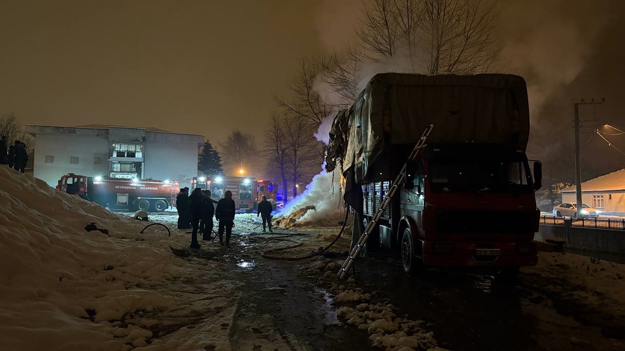 Kasadaki Samanlar Bir Anda Alev Aldi Surucu Icinde Mahsur Kaldi (3)