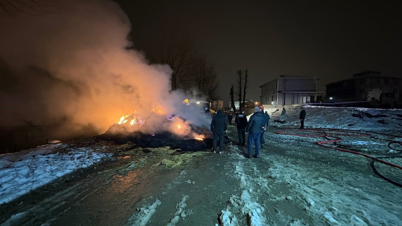 Kasadaki Samanlar Bir Anda Alev Aldi Surucu Icinde Mahsur Kaldi (4)