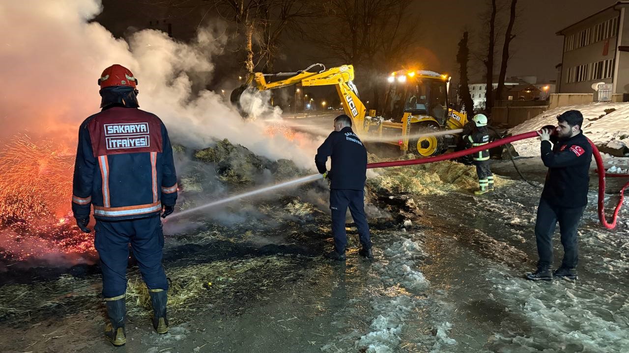 Kasadaki Samanlar Bir Anda Alev Aldi Surucu Icinde Mahsur Kaldi (5)