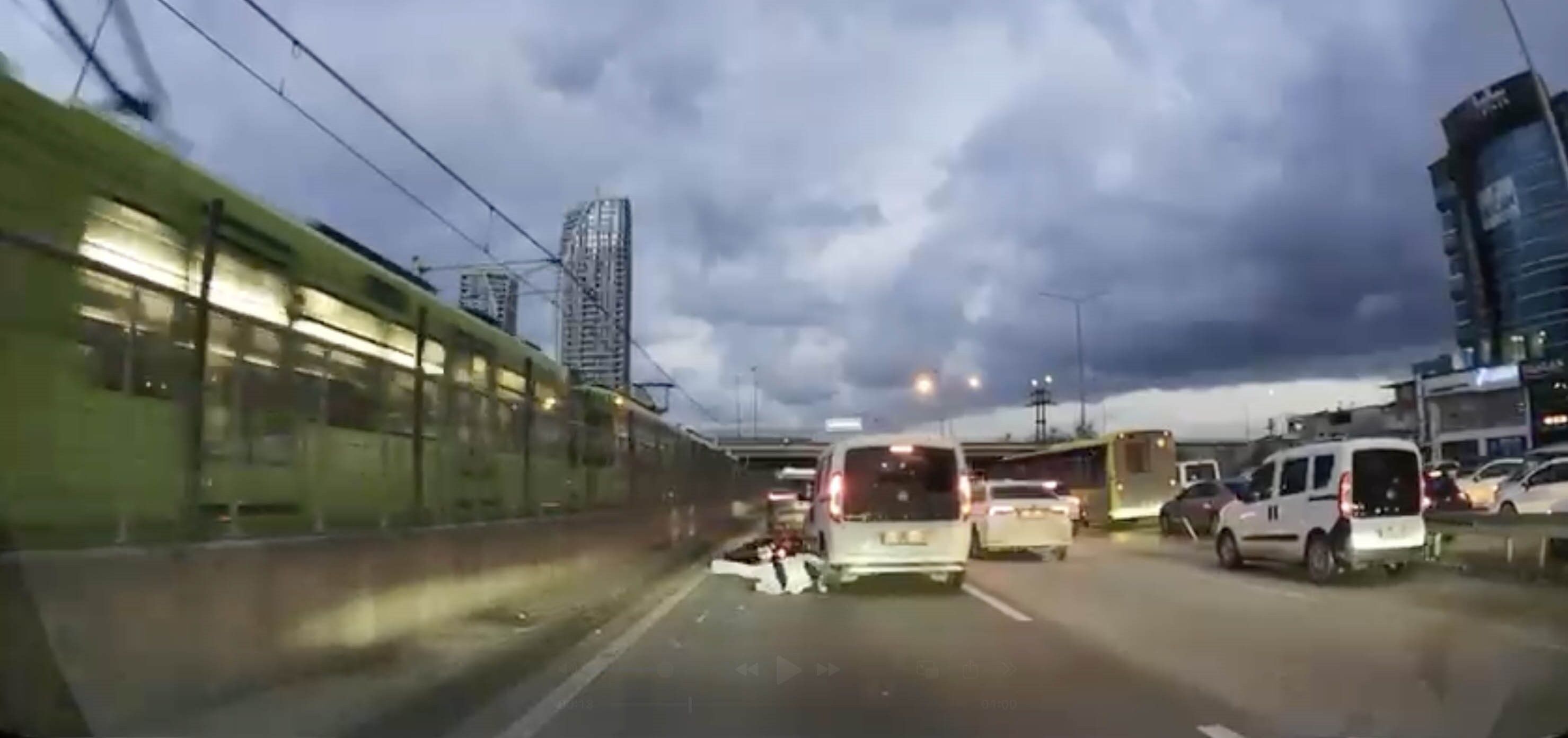 Kaza Anı Viral Oldu Motosikletli Ölümden Döndü, Sürücü Yaralıyı Unutup Aracını Kontrol Etti (3)