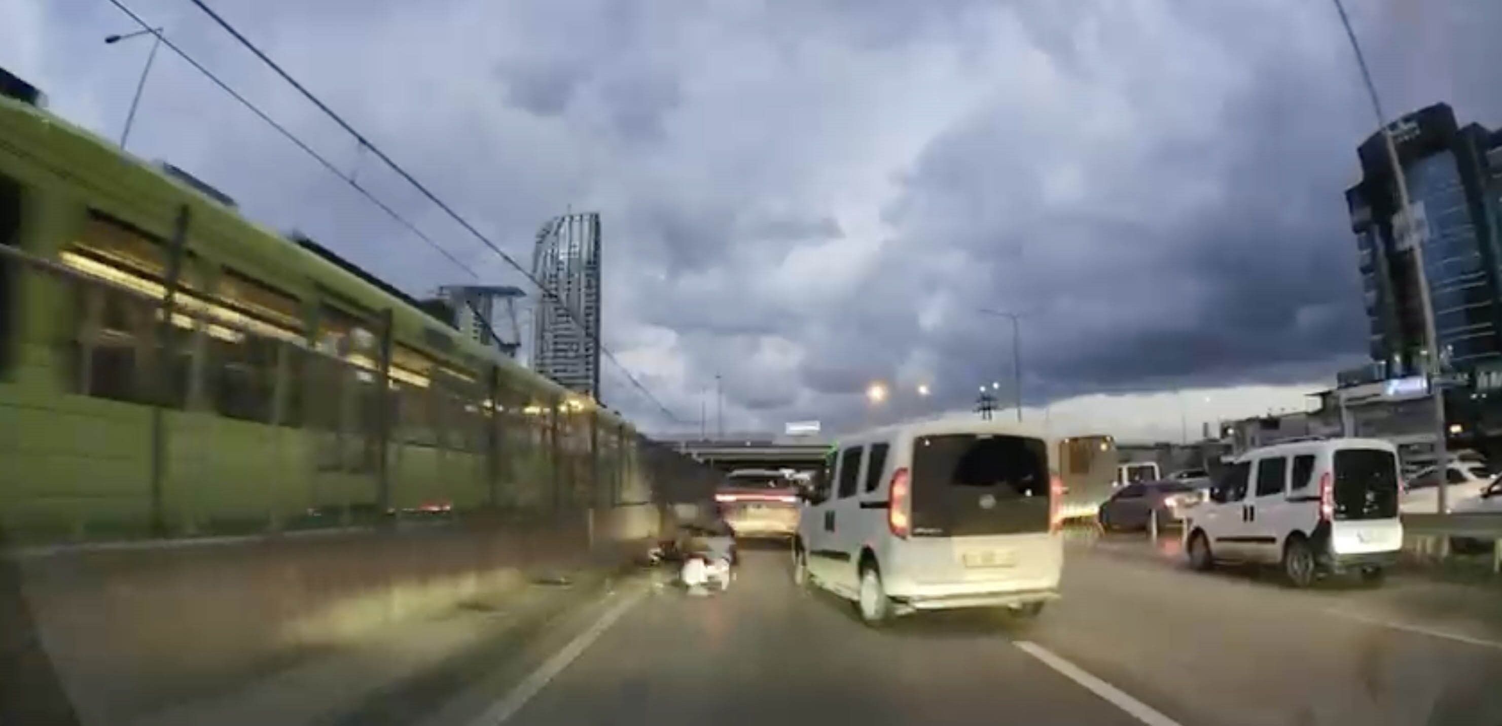 Kaza Anı Viral Oldu Motosikletli Ölümden Döndü, Sürücü Yaralıyı Unutup Aracını Kontrol Etti (4)