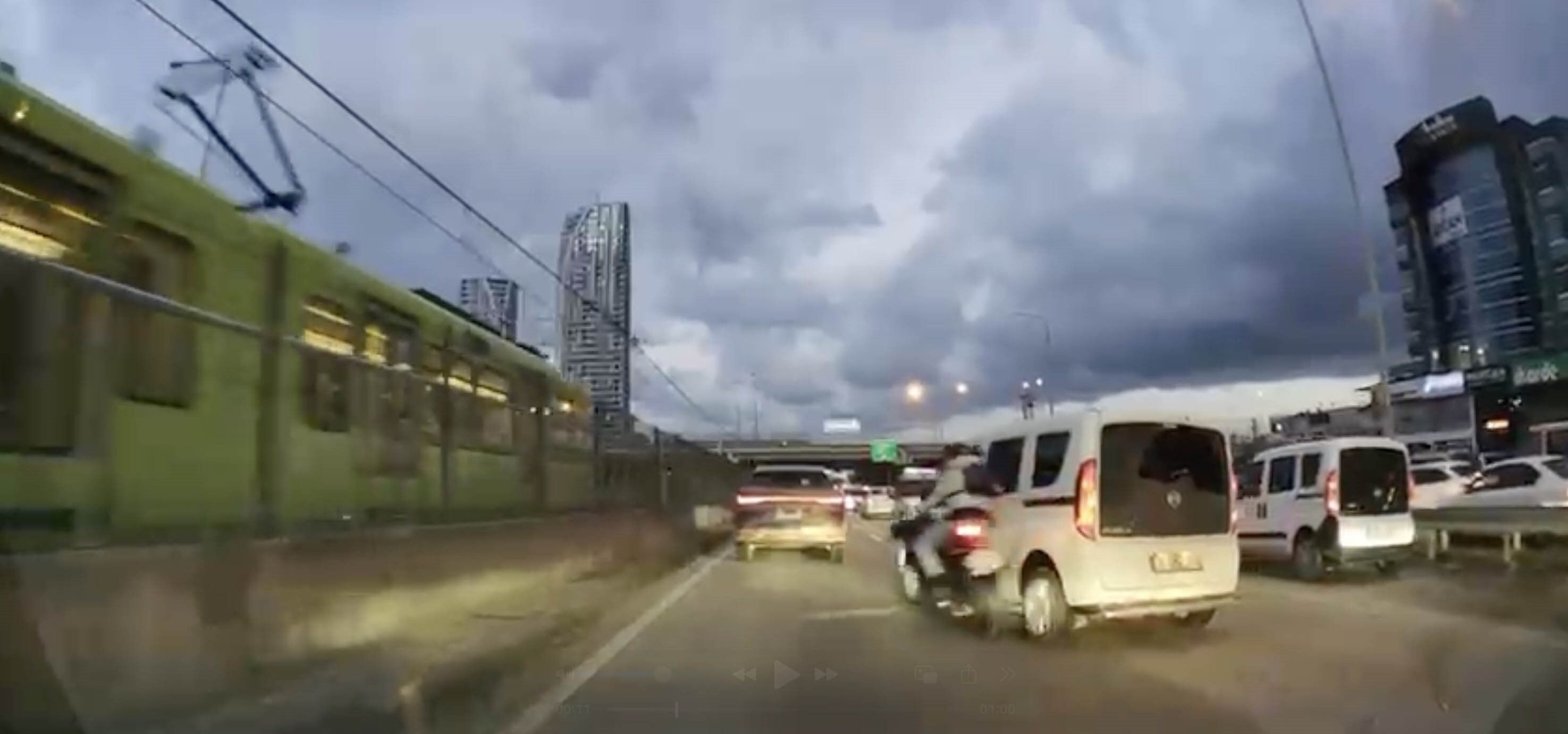 Kaza Anı Viral Oldu Motosikletli Ölümden Döndü, Sürücü Yaralıyı Unutup Aracını Kontrol Etti (5)