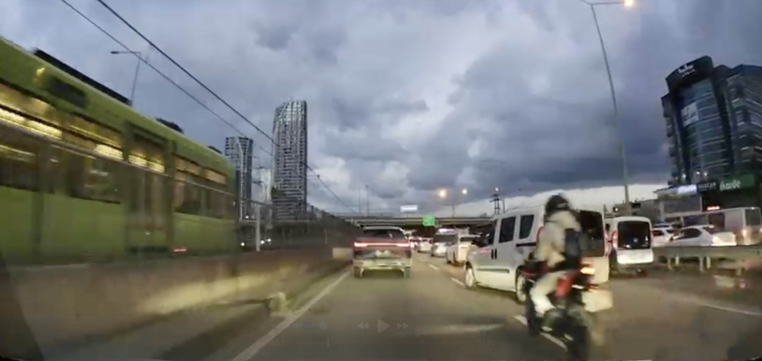 Kaza Anı Viral Oldu Motosikletli Ölümden Döndü, Sürücü Yaralıyı Unutup Aracını Kontrol Etti (6)