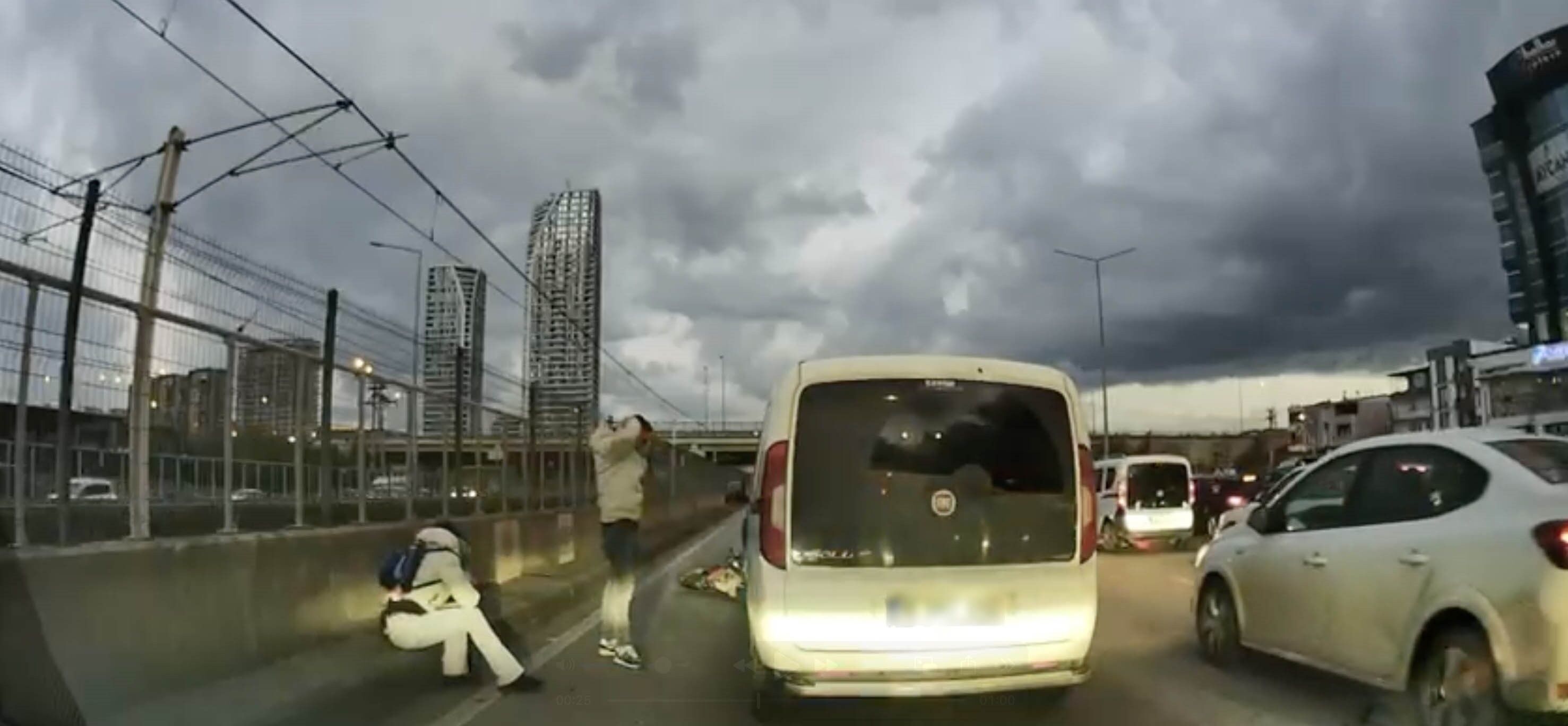 Kaza Anı Viral Oldu Motosikletli Ölümden Döndü, Sürücü Yaralıyı Unutup Aracını Kontrol Etti (7)