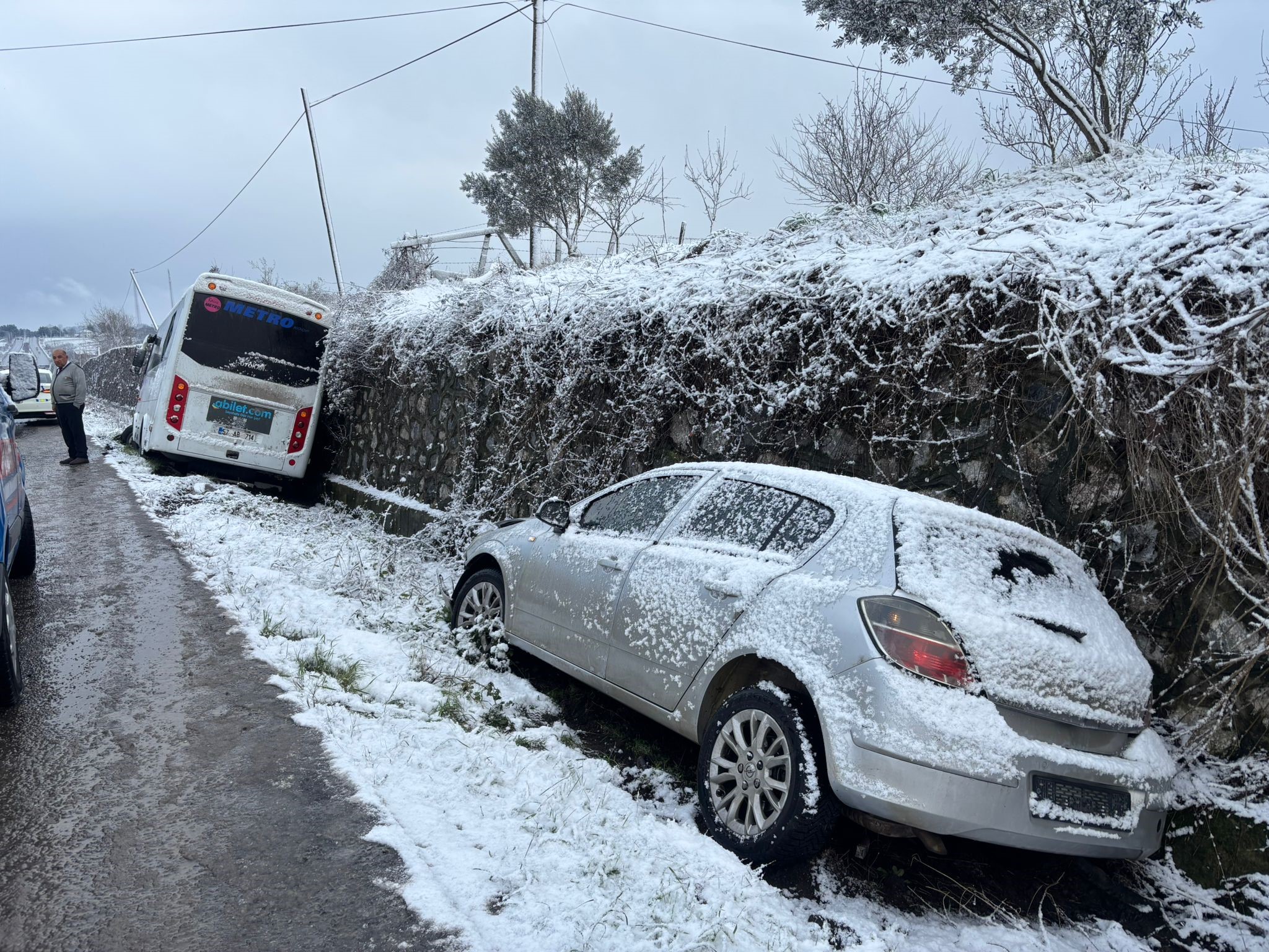 Kazadan Kurtuldular, Midibüs Felaketi Getirdi! Baba Hayatını Kaybetti, 3 Yaralı (3)