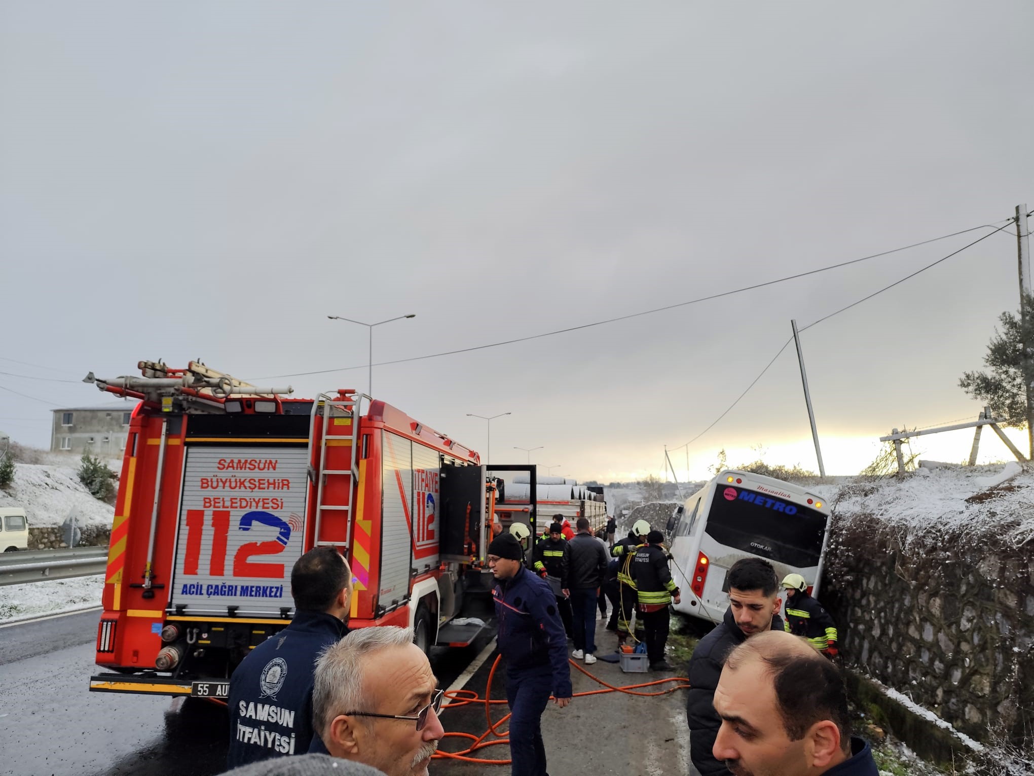 Kazadan Kurtuldular, Midibüs Felaketi Getirdi! Baba Hayatını Kaybetti, 3 Yaralı (7)