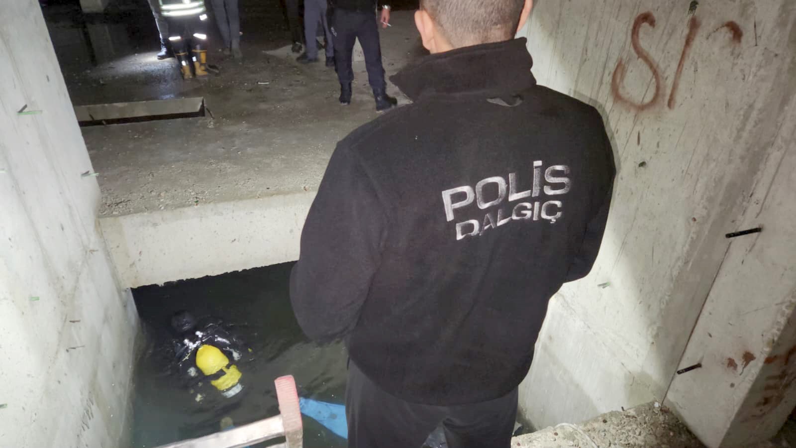 Kimsenin Fark Etmedigi Tehlike Su Dolu Bodrumda Can Verdi (6)