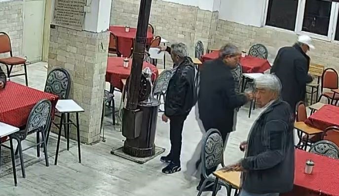 Kıraathanede Kolonya Faciası “Daha Güzel Kokar” Dedi, Soba Bomba Gibi Patladı (10)