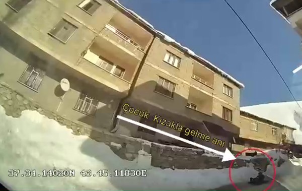 Kış Eğlencesi Faciayla Bitti! 11 Yaşındaki Çocuk Kızakla Kayarken Otobüsün Altında Kaldı (2)