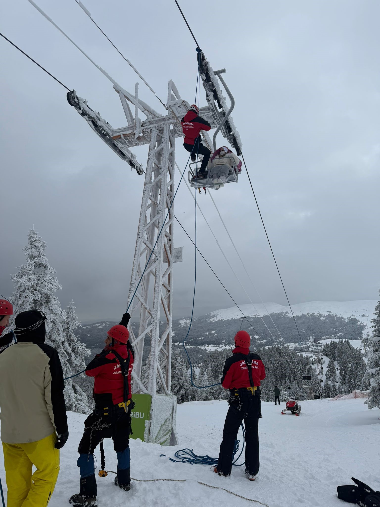 Kış Turizminin Kalbinde Kriz Tatilciler Metrelerce Yüksekte Mahsur Kaldı (10)