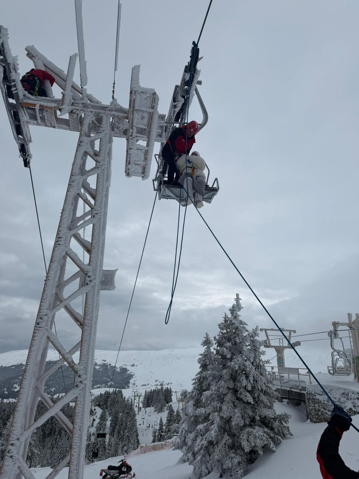 Kış Turizminin Kalbinde Kriz Tatilciler Metrelerce Yüksekte Mahsur Kaldı (13)