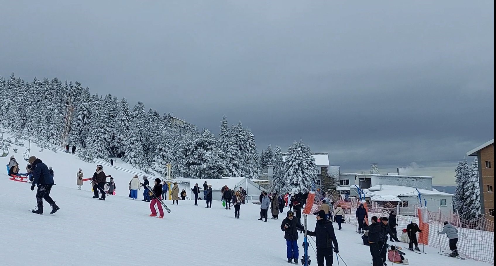 Kış Turizminin Kalbinde Kriz Tatilciler Metrelerce Yüksekte Mahsur Kaldı (15)