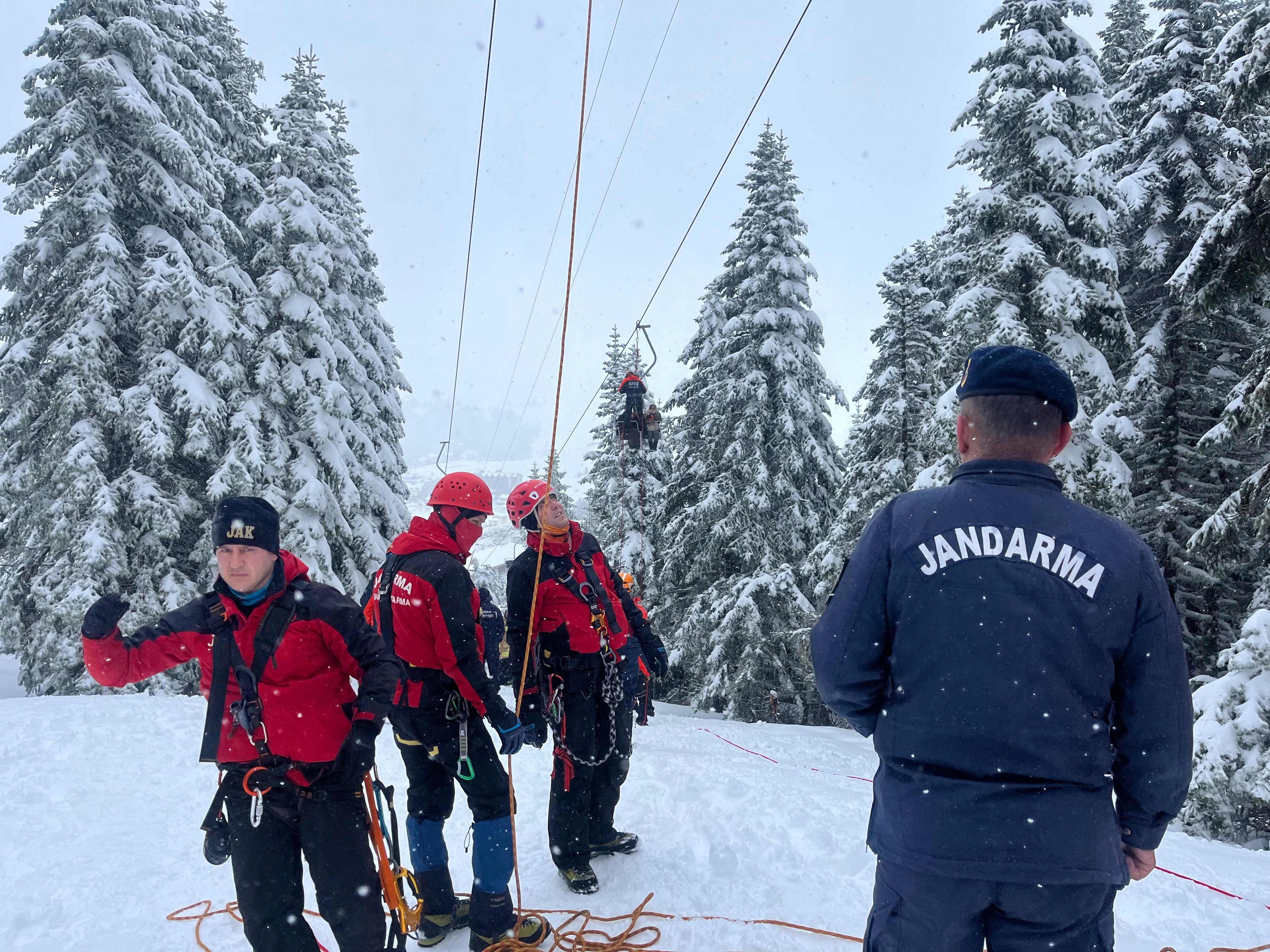 Kış Turizminin Kalbinde Kriz Tatilciler Metrelerce Yüksekte Mahsur Kaldı (3)