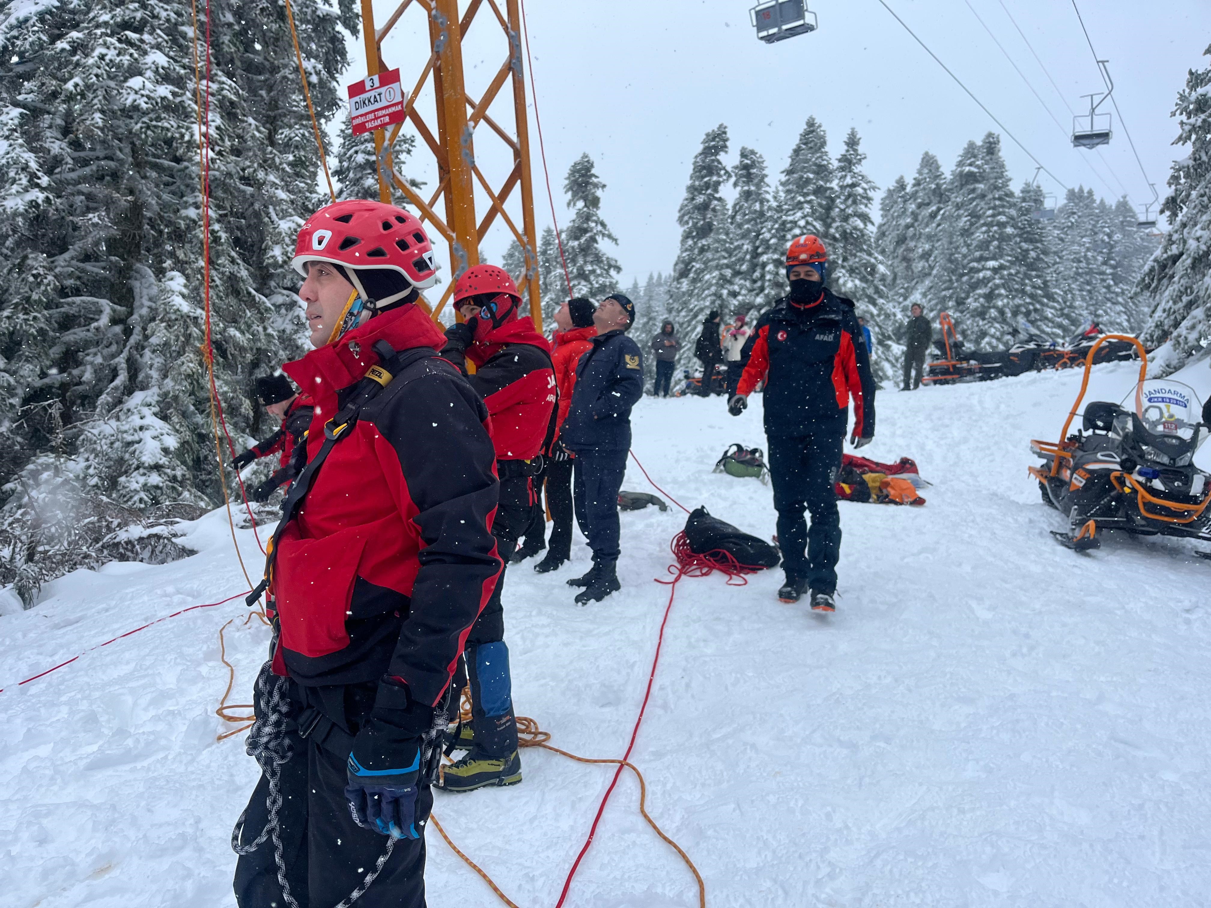 Kış Turizminin Kalbinde Kriz Tatilciler Metrelerce Yüksekte Mahsur Kaldı (5)