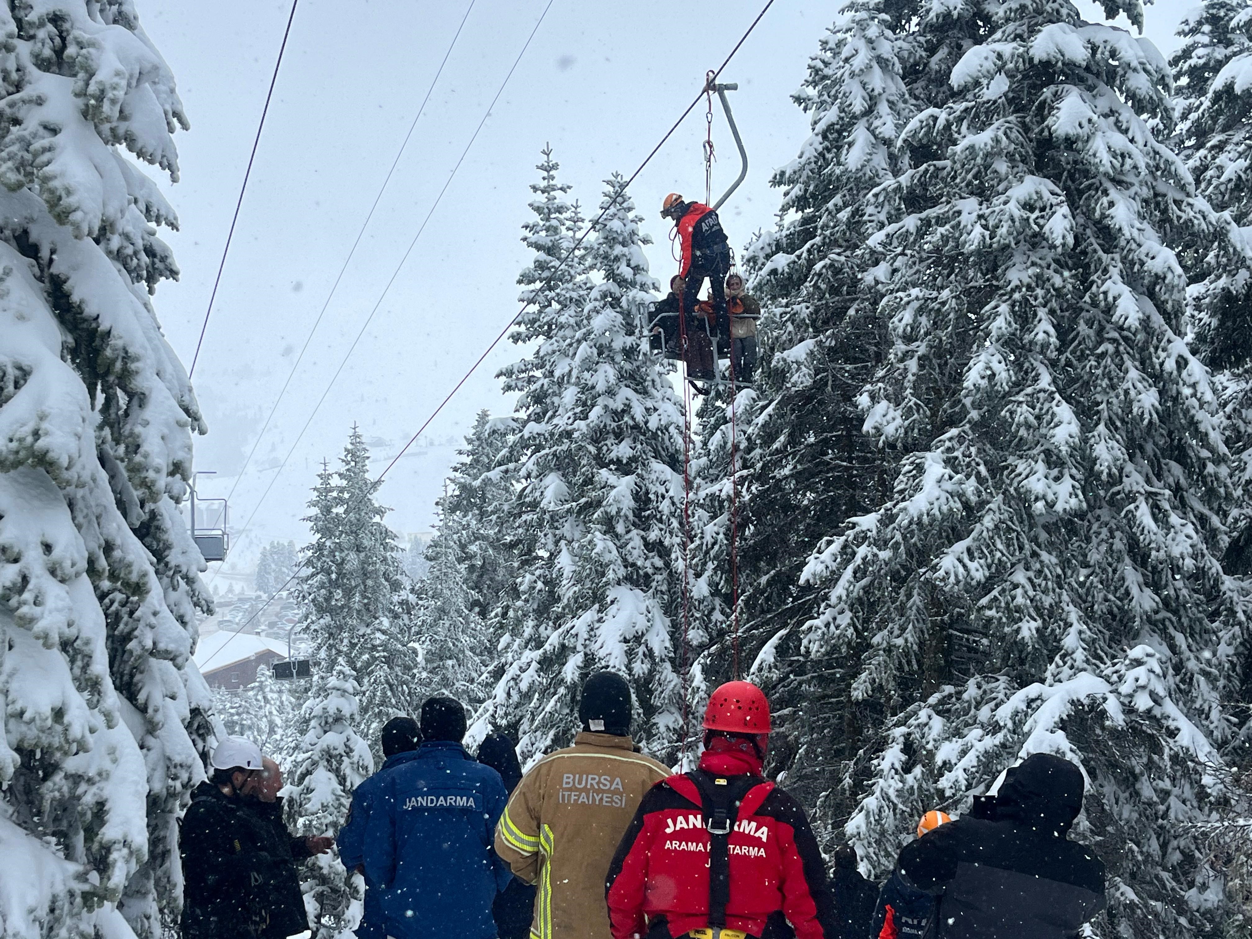 Kış Turizminin Kalbinde Kriz Tatilciler Metrelerce Yüksekte Mahsur Kaldı (6)