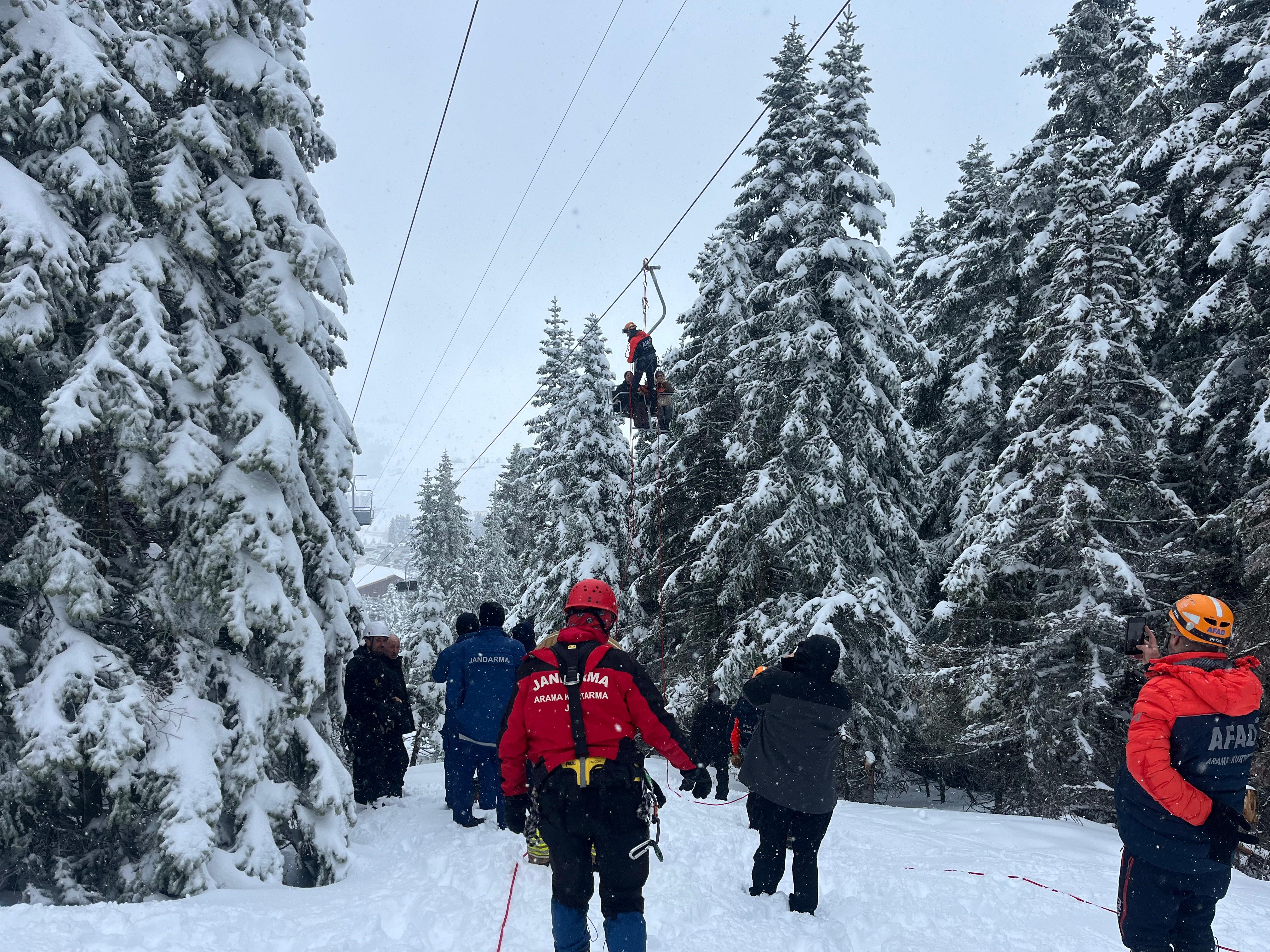 Kış Turizminin Kalbinde Kriz Tatilciler Metrelerce Yüksekte Mahsur Kaldı (7)