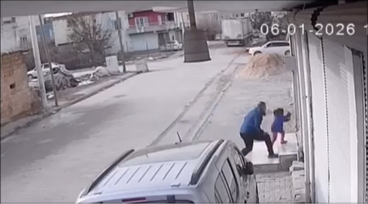 Korku Dolu Anlar Bebekli Kadını Yere Düşürdü, Çocuğa Yumruk Attı (2)