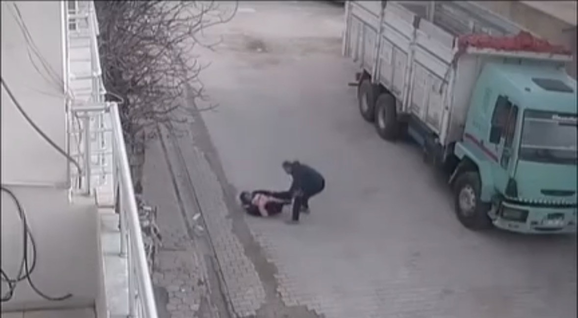 Korku Dolu Anlar Bebekli Kadını Yere Düşürdü, Çocuğa Yumruk Attı (3)