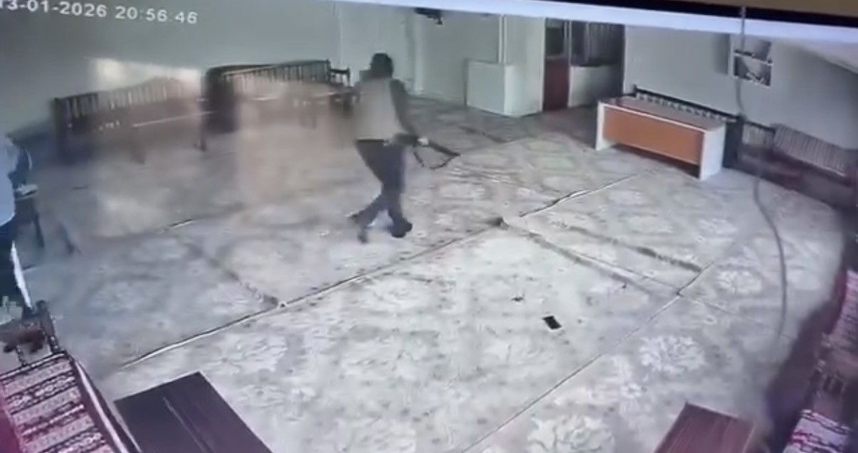 Kursa Geldi, Kurşunların Hedefi Oldu! Güvenlik Kamerası Dehşeti Kaydetti (2)