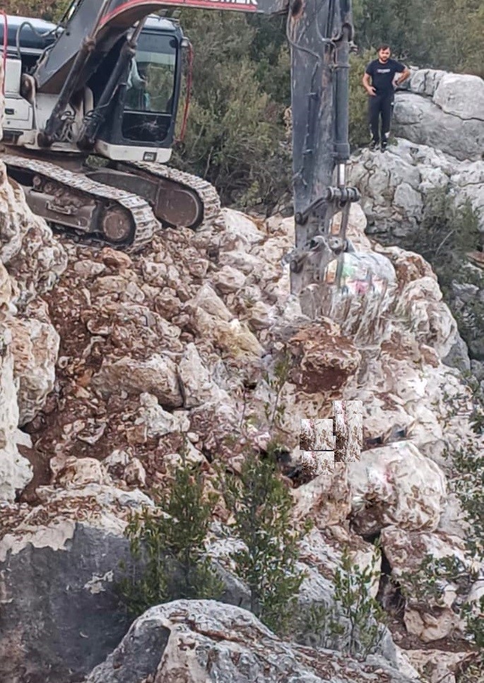 Kurtarmak Icin Seferber Oldular Ama Olmadi Kayalarin Altindan Cansiz Bedeni Cikarildi (2)