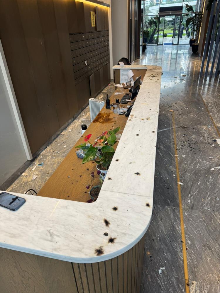 Luks Sitede Kargo Paketi Bomba Gibi Patladi O Anlar Kamerada (4)