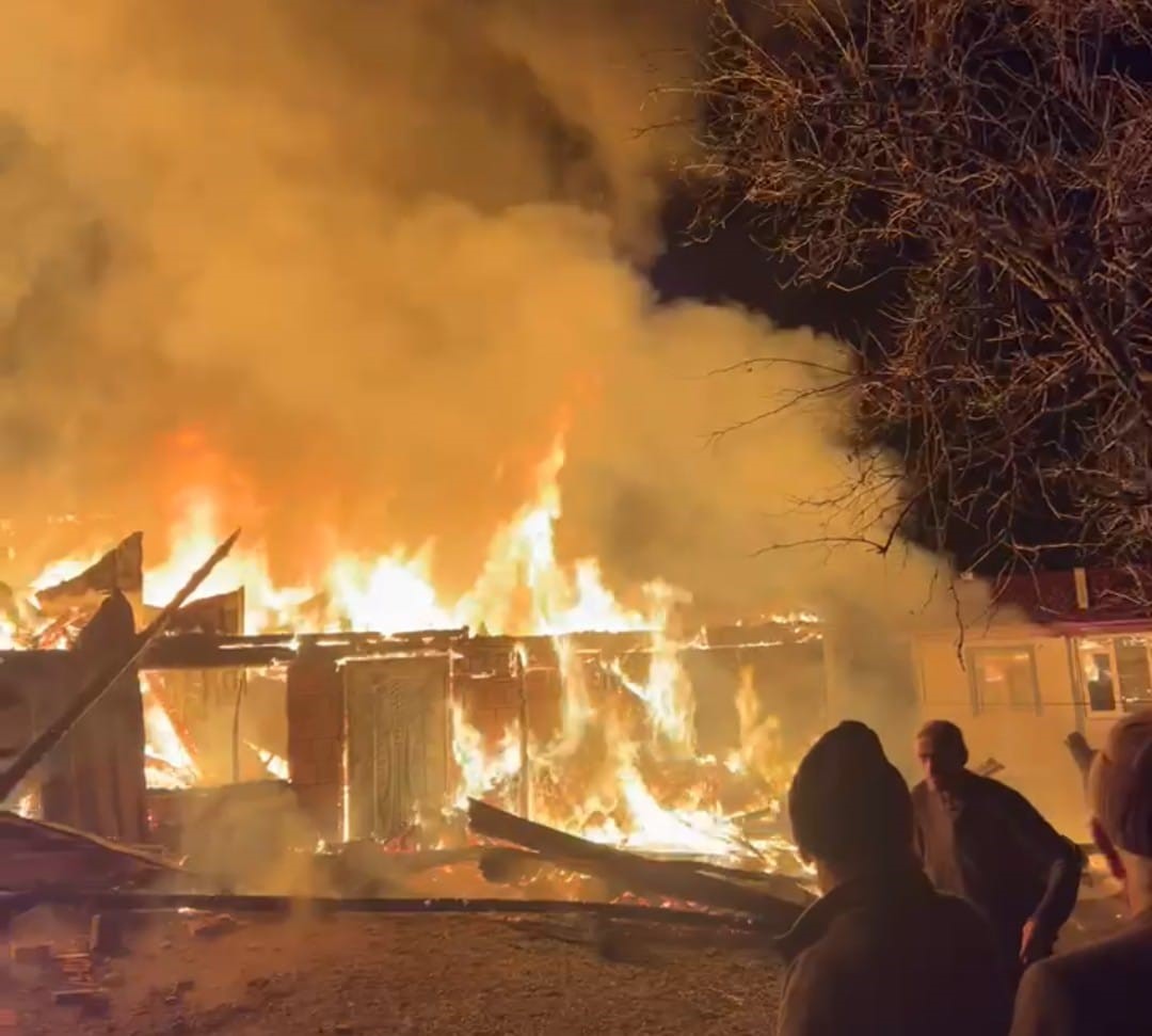 Mahalleli Tankerlerle Müdahale Etti Gece Yarısı 2 Ev Kül Oldu (7)