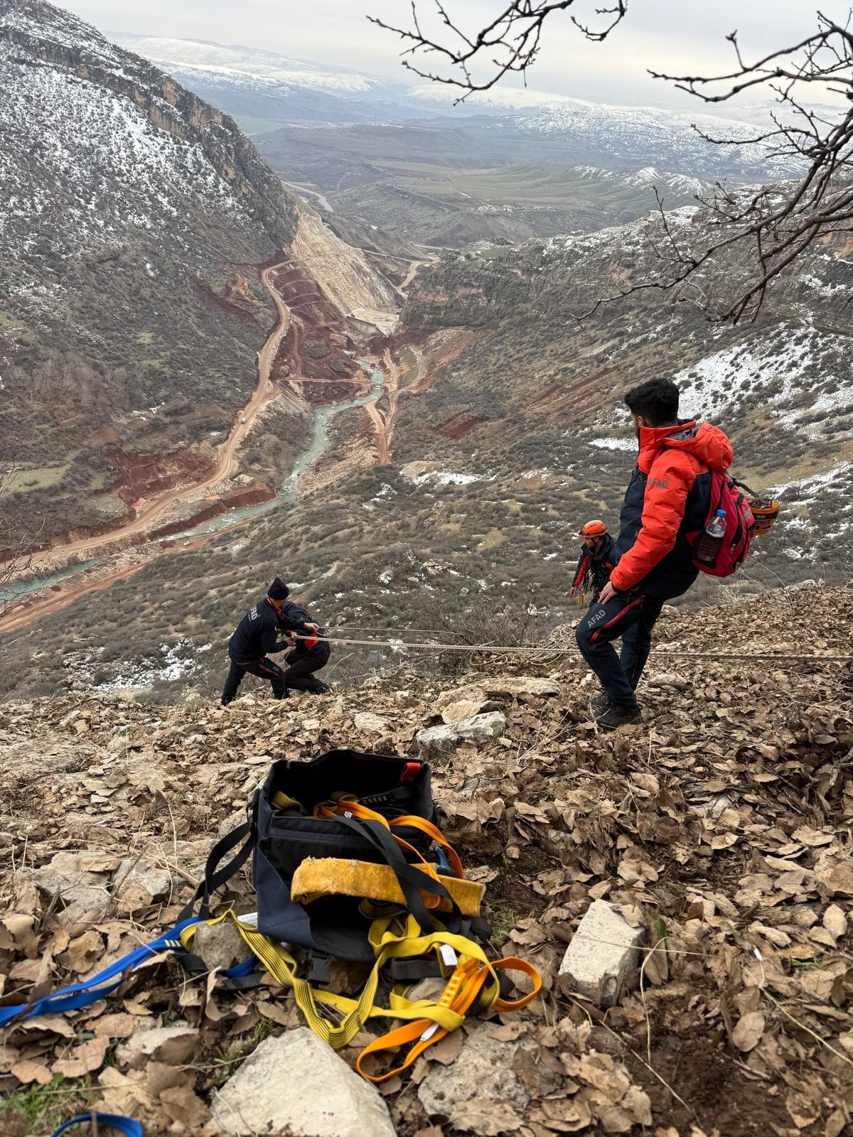 Mahsur Kalan Coban Ve 9 Keci Sag Salim Kurtarildi (2)