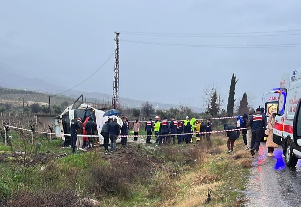 Manisa Denizli Karayolundaki Servis Kazasinda Aci Haber Geldi (3)