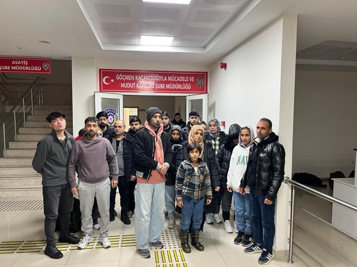 Manisa Izmir Yolunda Yakalandilar 34 Duzensiz Gocmen Ve Sofor Tutuklandi (3)