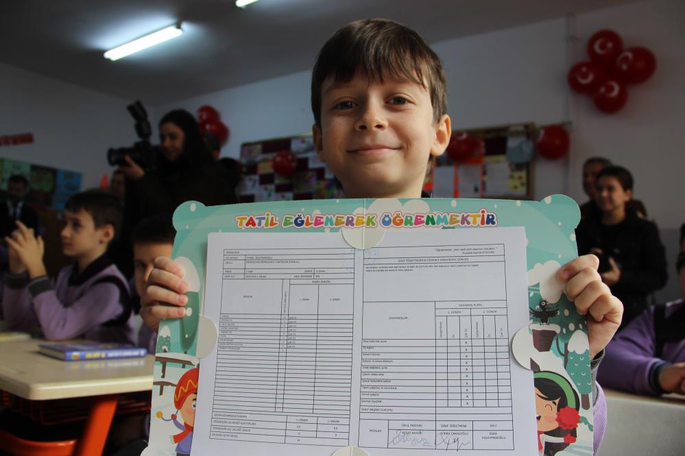 Manisada 266 Bin Ogrenci Karne Alarak Yariyil Tatiline Giriyor (2)