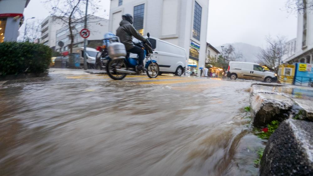 Manisada Firtina Ve Saganak Hayati Felc Etti (2)
