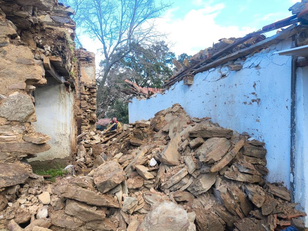 Manisa’da Kerpiç Ev Çöktü 1 Kişi Yaralandı (3)