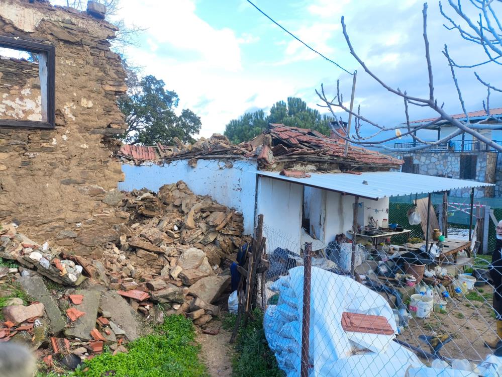 Manisa’da Kerpiç Ev Çöktü 1 Kişi Yaralandı (4)