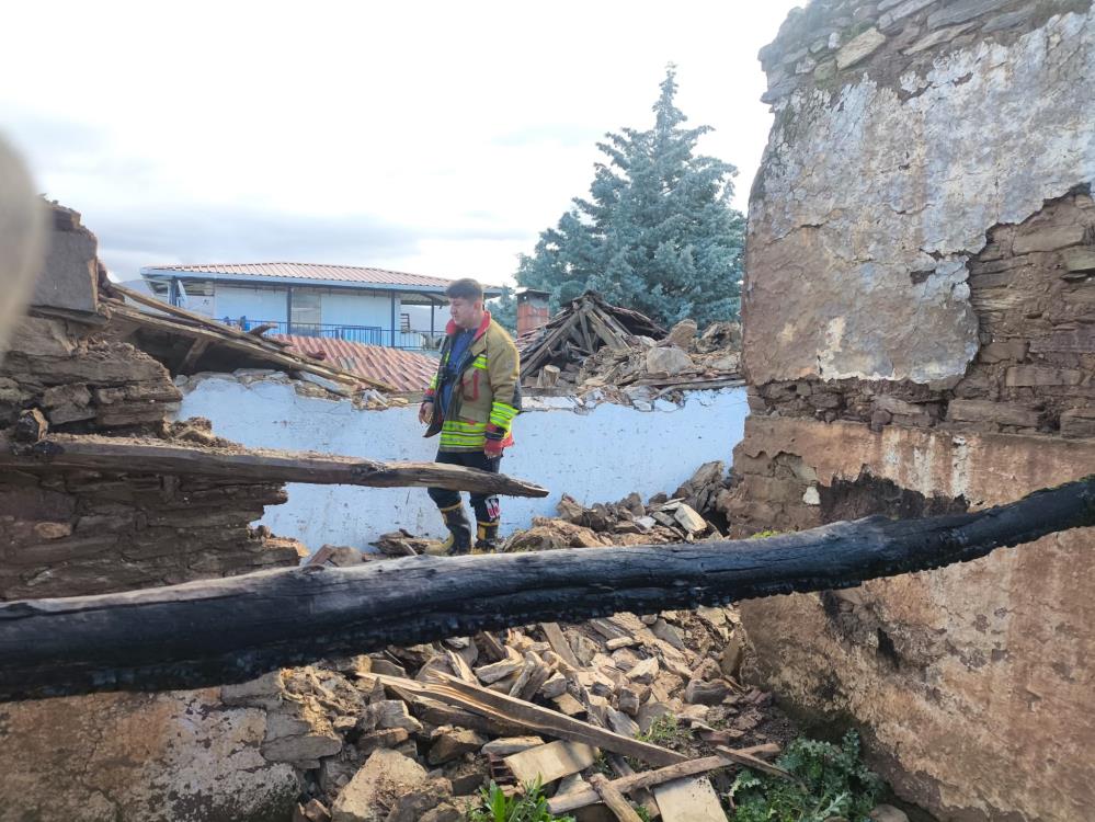 Manisa’da Kerpiç Ev Çöktü 1 Kişi Yaralandı (5)