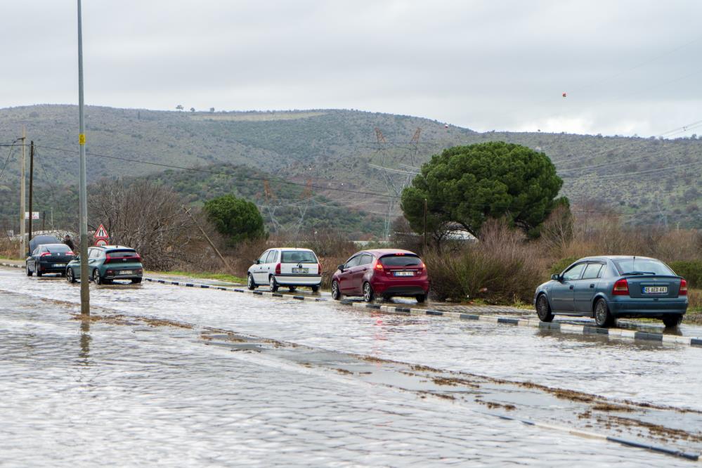 Manisada Saganak Yagis Etkili Oldu 1 (1)-1