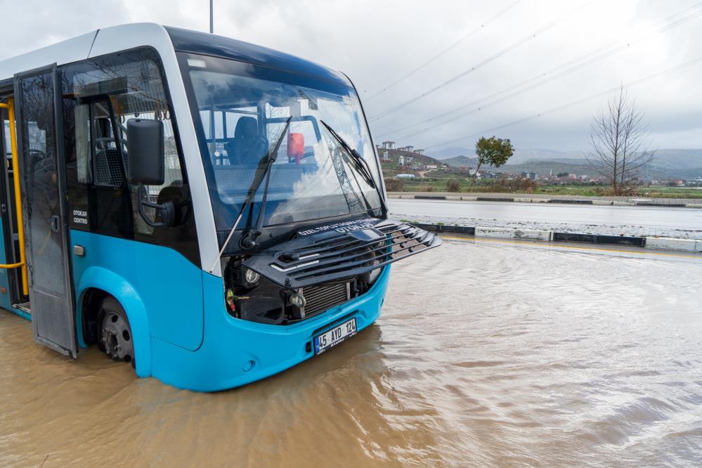 Manisada Saganak Yagis Etkili Oldu 1 (2)