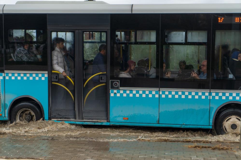 Manisada Saganak Yagis Etkili Oldu 1 (4)