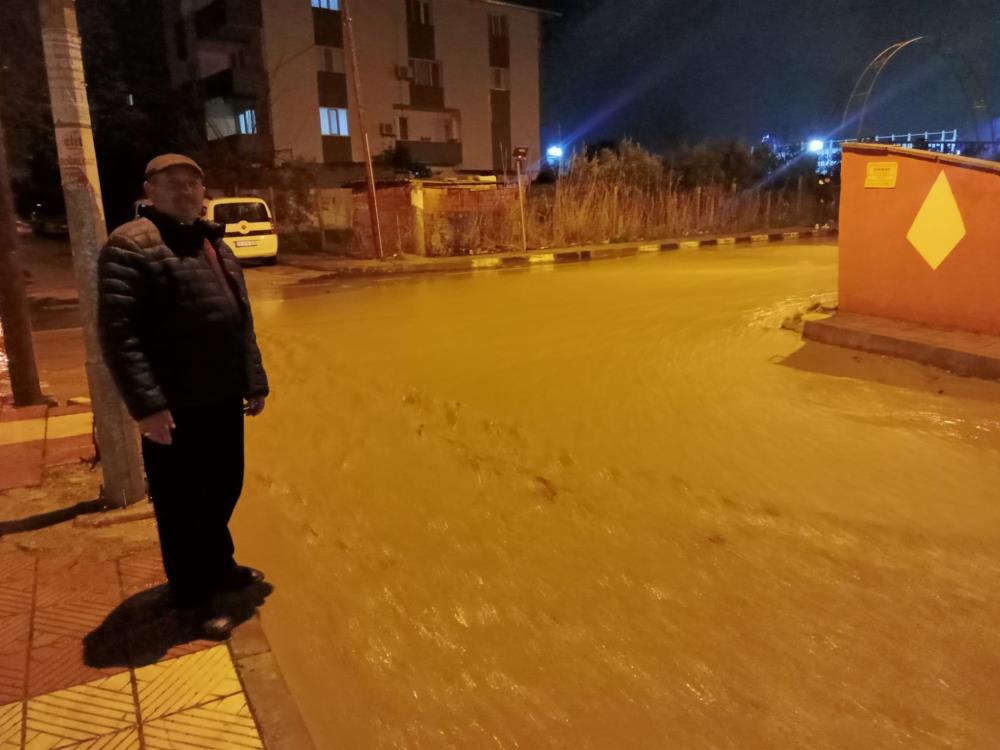 Manisa’da Sağanak Yağış Etkili Oldu (1)