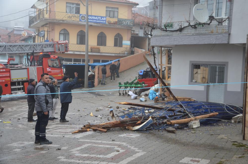 Manisada Siddetli Firtina Minareyi Yikti (2)