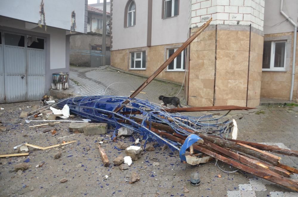 Manisada Siddetli Firtina Minareyi Yikti (4)