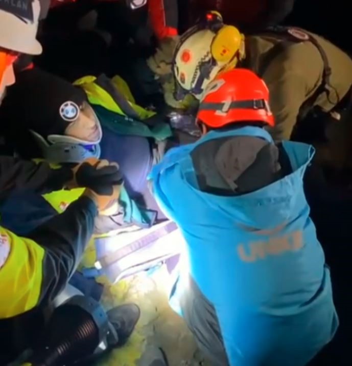 Mantar Toplamaya Gitti, Uçurumda Bulundu 7 Saatlik Kurtarma Anları Kamerada (2)