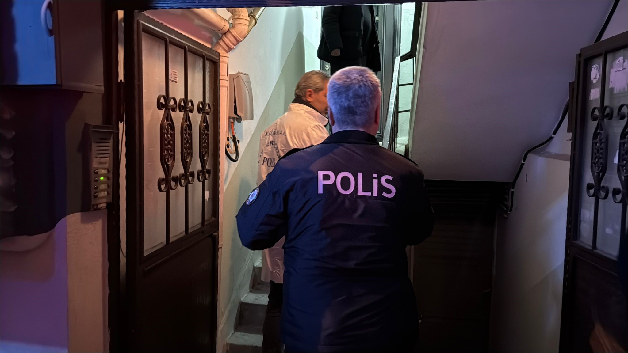 Merdiven Boşluğunda Korkunç Manzara! Yaşlı Adam Komşuları Tarafından Ölü Bulundu (2)