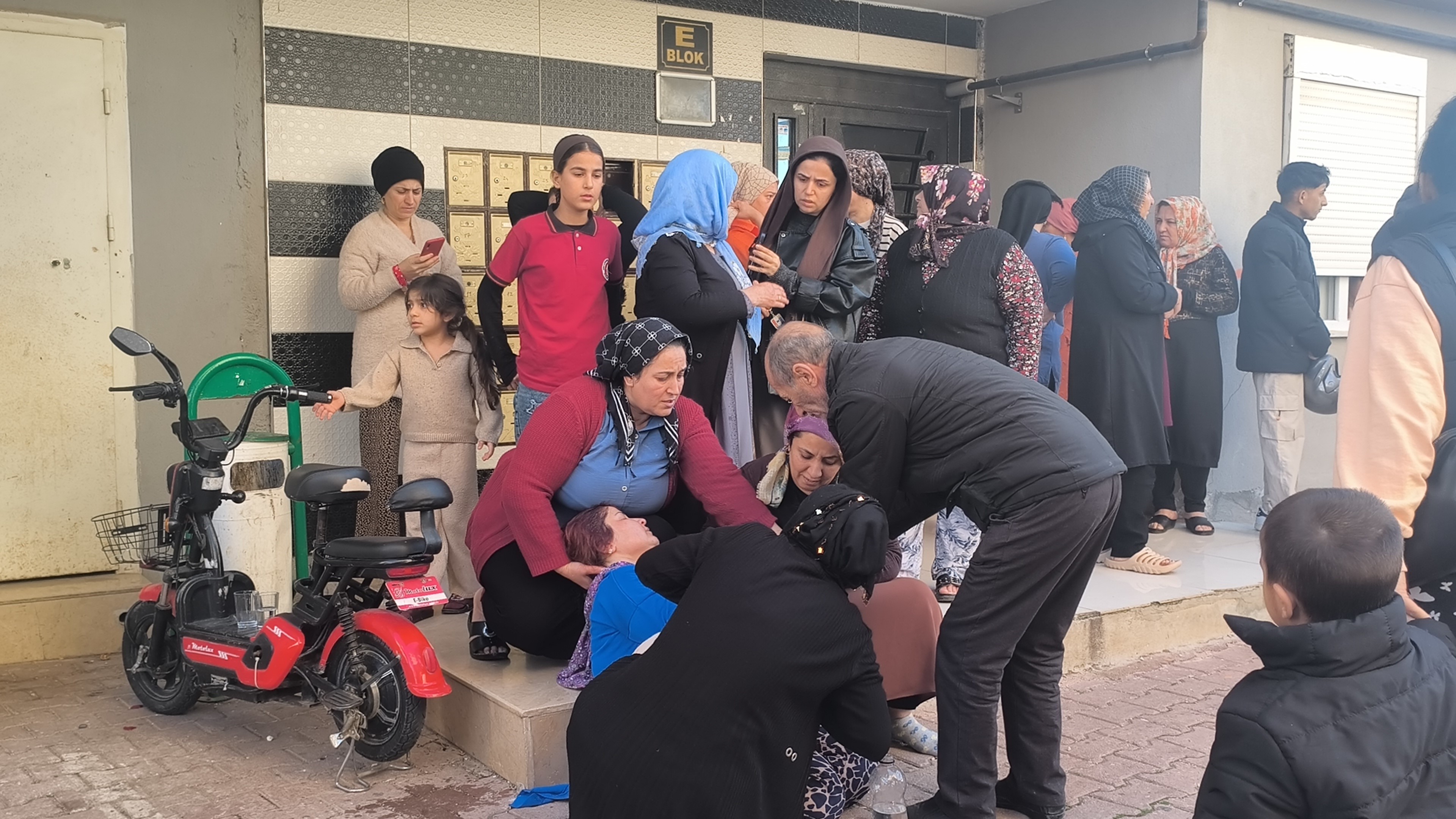 Motosikletle Geldi, Kurşun Yağdırdı 20 Yaşındaki Genç Ağabeyini Katletti, Yengesini Vurdu (4)