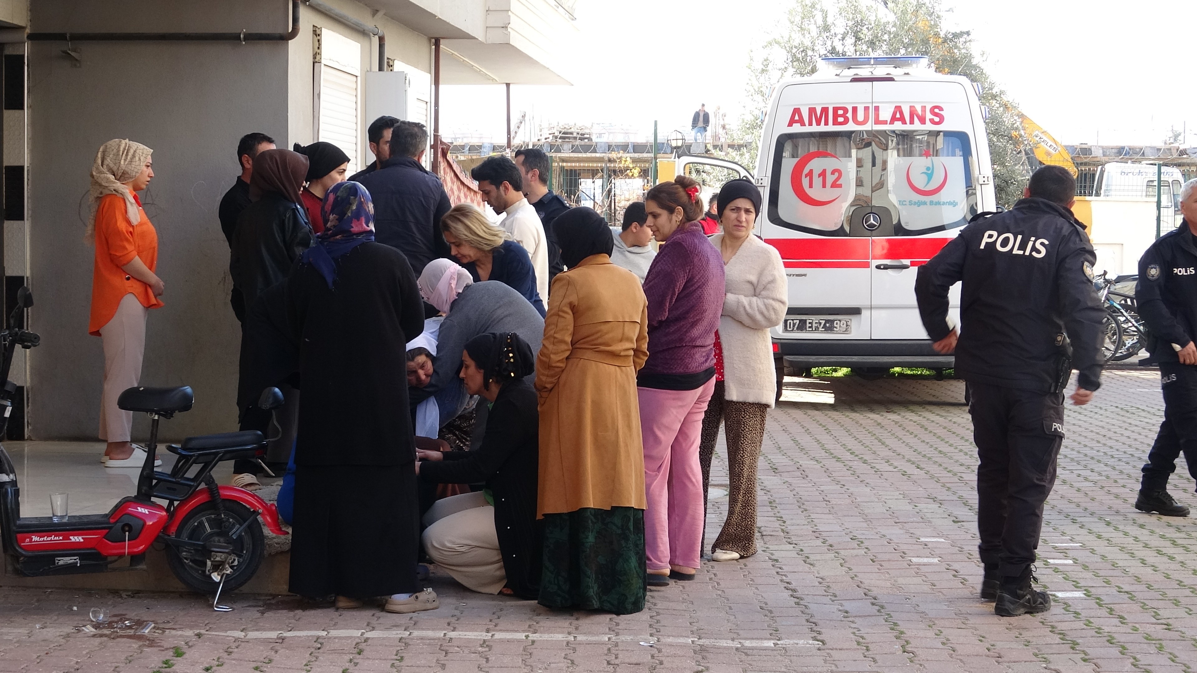 Motosikletle Geldi, Kurşun Yağdırdı 20 Yaşındaki Genç Ağabeyini Katletti, Yengesini Vurdu (7)