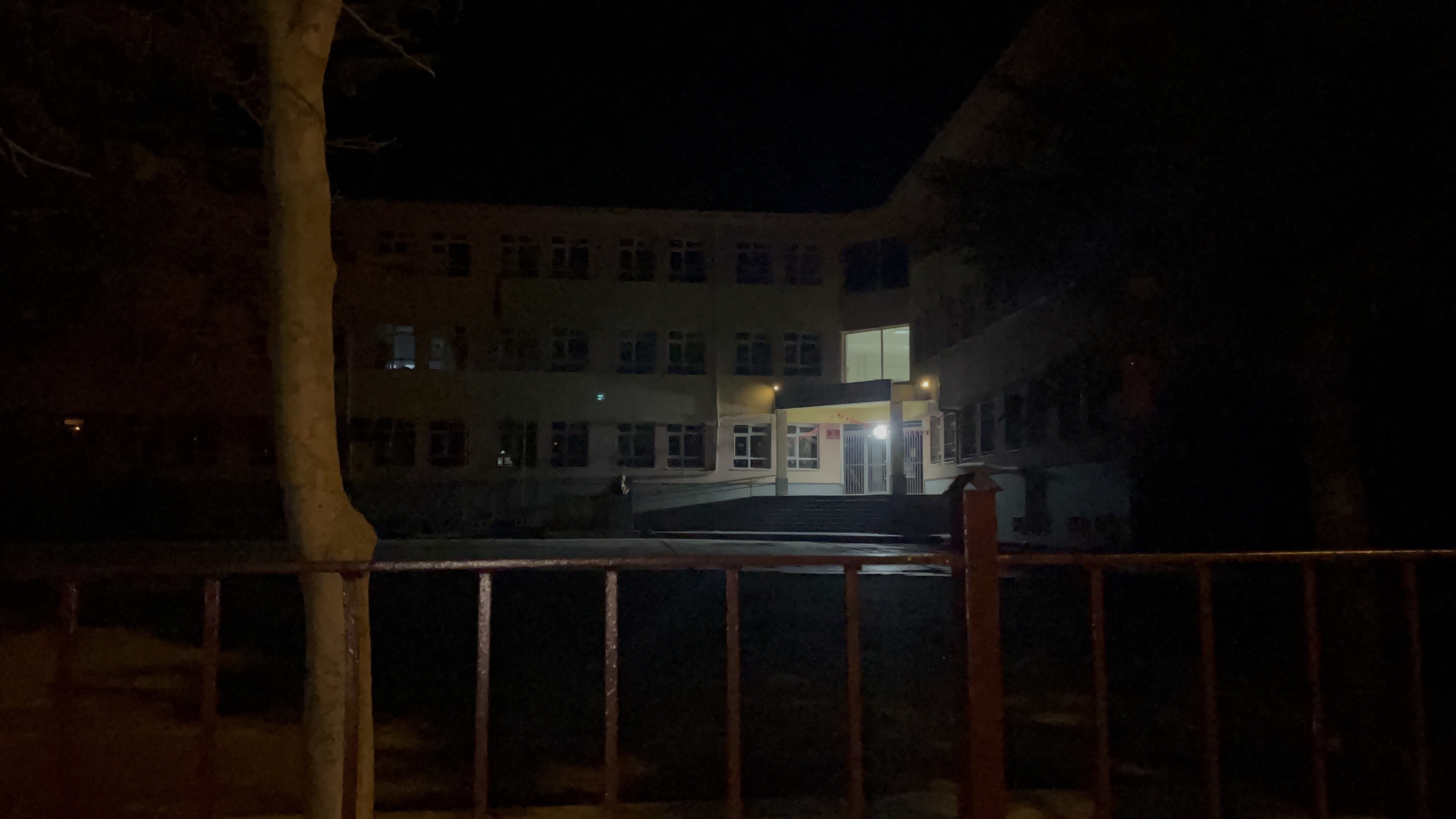 Okul Bahçesinde Dehşet Baba Darbedildi, 17 Yaşındaki Oğlu Bıçaklandı (2)