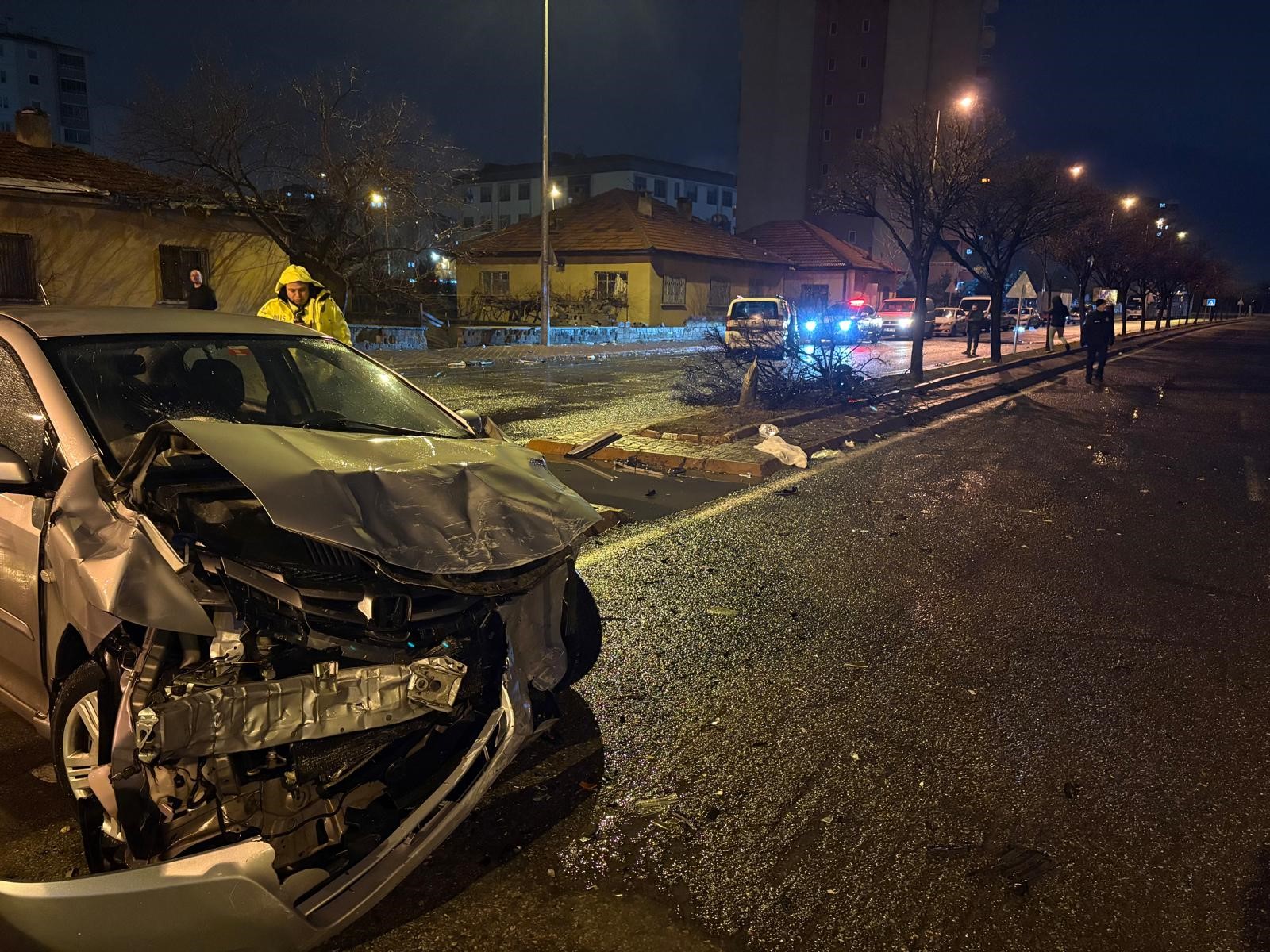 Orta Refüjde Can Pazarı Otomobil Kazasında 4 Yaralı (4)