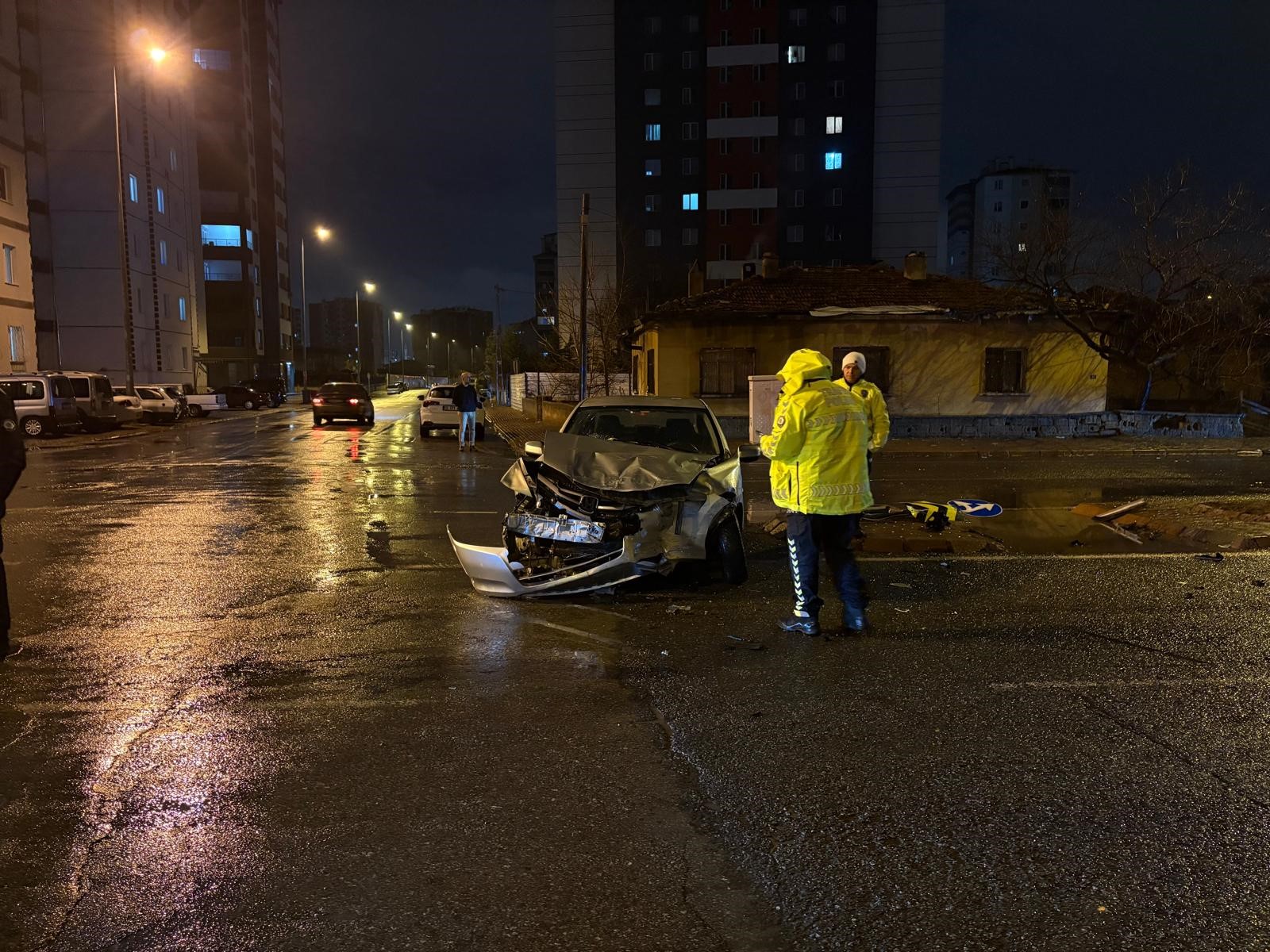 Orta Refüjde Can Pazarı Otomobil Kazasında 4 Yaralı (5)